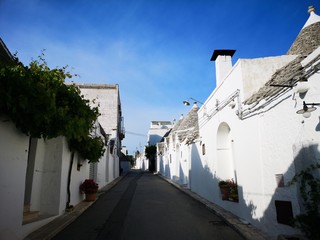 Panorama und Sehenswürdigkeiten von Alberobello, Italien, mit den typischen Trulli Häusern,...