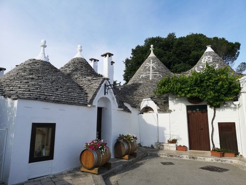 einsame Gassen, Altstadt und Sehensw&uuml;rdigkeiten von Alberobello, Apulien, S&uuml;ditalien mit Trulli und Dom im Sommer