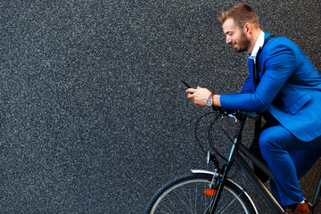 Obraz premium Young businessman going to work with his bicycle.