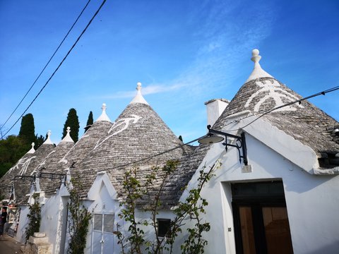 einsame Gassen, Altstadt und Sehensw&uuml;rdigkeiten von Alberobello, Apulien, S&uuml;ditalien mit Trulli und Dom im Sommer