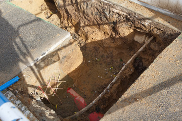 Trou de travaux publics dans une rue pour r&eacute;paration des canalisations