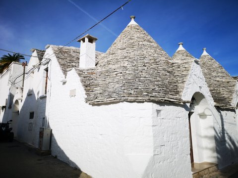 einsame Gassen, Altstadt und Sehensw&uuml;rdigkeiten von Alberobello, Apulien, S&uuml;ditalien mit Trulli und Dom im Sommer