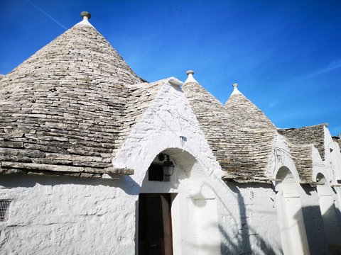 einsame Gassen, Altstadt und Sehensw&uuml;rdigkeiten von Alberobello, Apulien, S&uuml;ditalien mit Trulli und Dom im Sommer