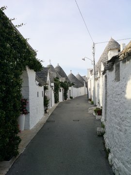 einsame Gassen, Altstadt und Sehensw&uuml;rdigkeiten von Alberobello, Apulien, S&uuml;ditalien mit Trulli und Dom im Sommer