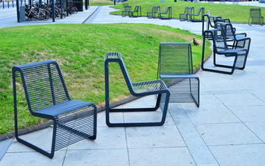 Metalowe fotele w przestrzeni publicznej