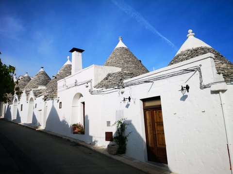 einsame Gassen, Altstadt und Sehensw&uuml;rdigkeiten von Alberobello, Apulien, S&uuml;ditalien mit Trulli und Dom im Sommer