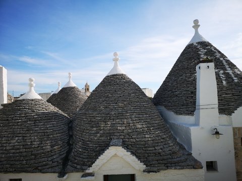 einsame Gassen, Altstadt und Sehensw&uuml;rdigkeiten von Alberobello, Apulien, S&uuml;ditalien mit Trulli und Dom im Sommer