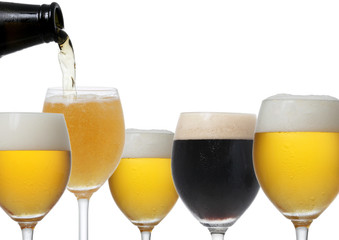 白背景の色々な色のビールの写真