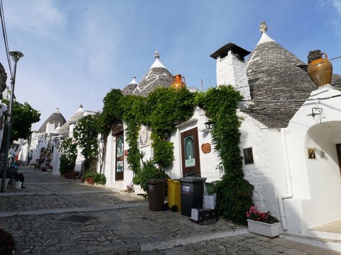 einsame Gassen, Altstadt und Sehensw&uuml;rdigkeiten von Alberobello, Apulien, S&uuml;ditalien mit Trulli und Dom im Sommer