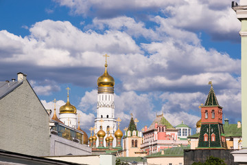 Fototapeta na wymiar Beautiful view of the architectural ensemble of the Moscow Kremlin with blue cloudy sky and domes of temples