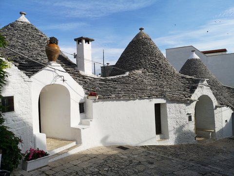 einsame Gassen, Altstadt und Sehensw&uuml;rdigkeiten von Alberobello, Apulien, S&uuml;ditalien mit Trulli und Dom im Sommer