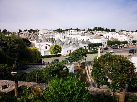 einsame Gassen, Altstadt und Sehensw&uuml;rdigkeiten von Alberobello, Apulien, S&uuml;ditalien mit Trulli und Dom im Sommer