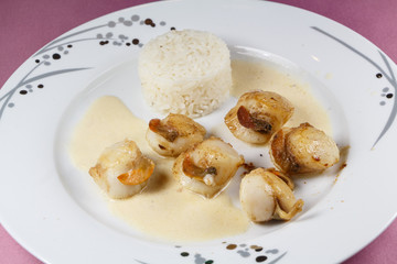 Assiette de noix de Saint Jacques poêlées et riz