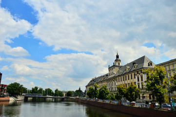 Fototapeta na wymiar Rzeka płynąca przez miasto, mosty i drzewa nad brzegiem.