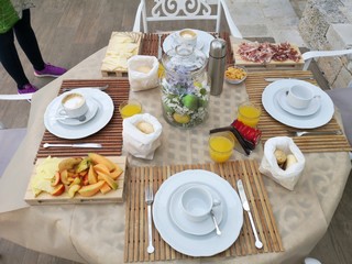 mediterranes Frühstück im Freien
