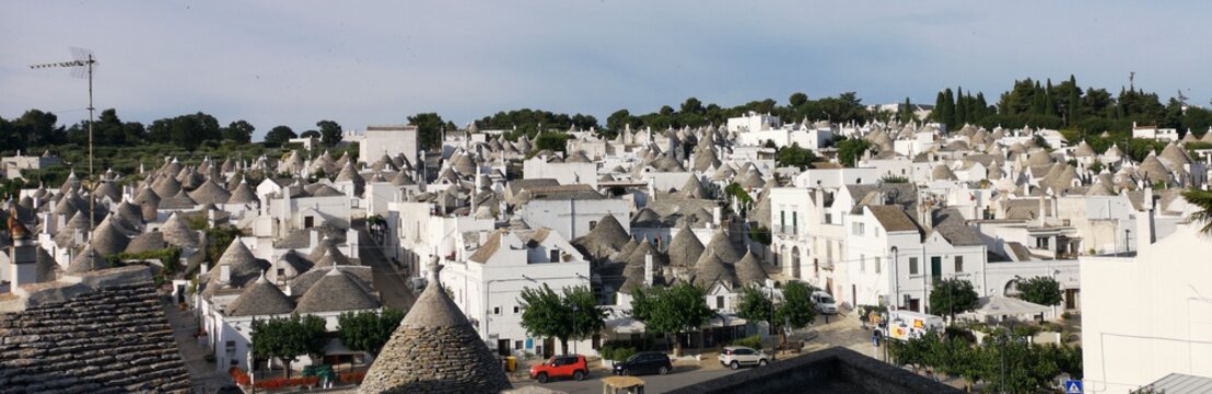Panorama, Altstadt und Sehensw&uuml;rdigkeiten von Alberobello, Italien, mit den ber&uuml;hmten Trulli H&auml;usern