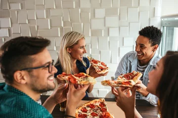 Selbstklebende Fototapete Pizzeria Pizza ist zum Teilen da