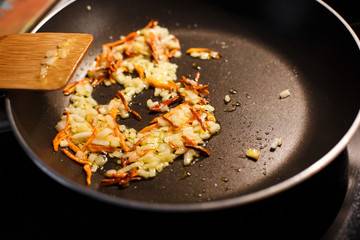 Roast for onion and carrot soup in a frying pan