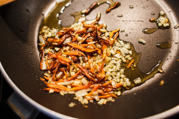 Roast for onion and carrot soup in a frying pan