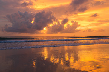 Naklejka premium zachód słońca na plaży w Azji