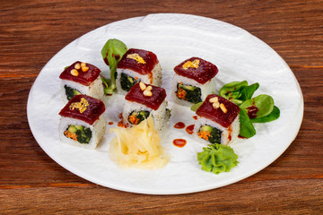 Japanese roll with tuna and gold