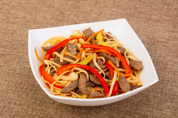 Wok noodle with beef and vegetables