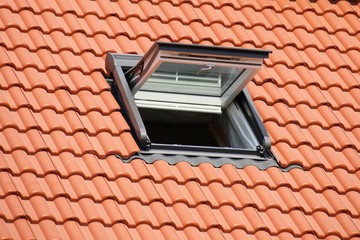 Dachfenster an einem Wohnhaus, Außenaufnahme