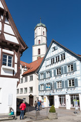 Blick durch die Gassen mit Fachwerkhäusern zum Kirchturm von St. Martin in Biberach an der Riss