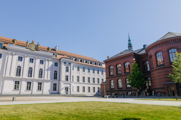 Hauptgebaeude und Innenhof der Uni Greifswald