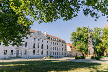 Obraz premium Hauptgebaeude der Universität Greifswald vom Rubenowplatz 