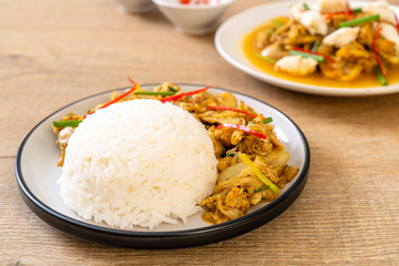 Fried crab in curry powder with rice