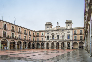 Fachada del Ayuntamiento y Plaza Mayor de Avila en un dia lluvioso España