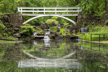 Fototapeta premium Bridge over the pond in the Park