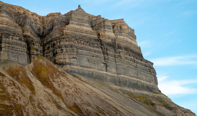 Arktische Landschaft in der Grönlandsee (Spitzbergen) - Blick auf einen der Gipfel im Fjord