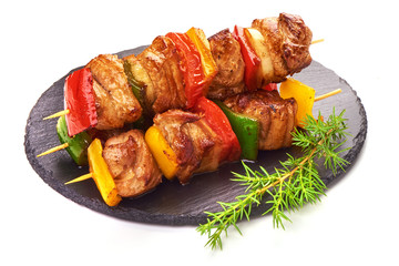 Skewers with pieces of grilled barbecue, red, yellow and green bell pepper, seasoned with coarse salt and olive oil, isolated on white background. Close-up. - obrazy, fototapety, plakaty