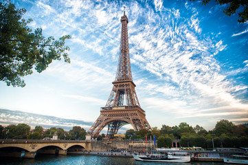 Obraz premium Eiffel Tower at sunset in Paris, France. Romantic travel background.