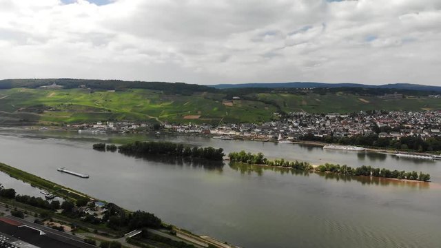 Deutschland, Rheinland-Pfalz. Region Bingen, Kempen am Rhein , Rochusberg und Rochuskapelle, Blick &uuml;ber  auf Kempem am Rhein,  hinten R&uuml;desheim, Luftbild