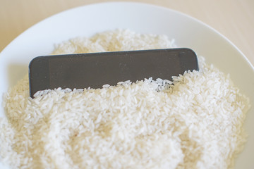 the smartphone is dried in rice