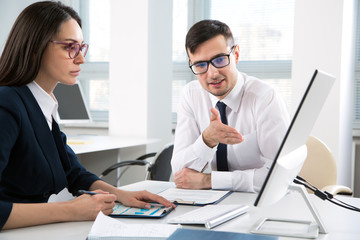 Fototapeta premium Businessman explains to colleague a new project