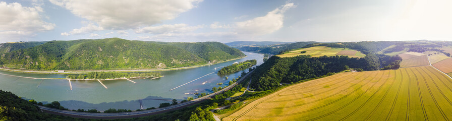 Deutschland, Rheinland-Pfalz. Region Bingen, Henschhausen am Rhein , Blick auf Getreidefelder, hinten der Rhein,   Luftbild