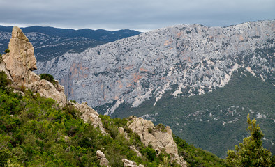 Fototapeta na wymiar Blick über das Supramonte-Massiv auf Sardinien