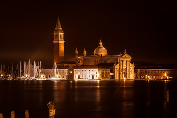Fototapeta na wymiar Paisagem em Veneza à noite.