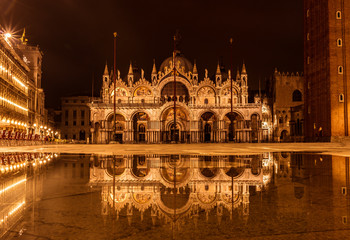 Fototapeta na wymiar Praça de São Marcos em Veneza, durante a noite.