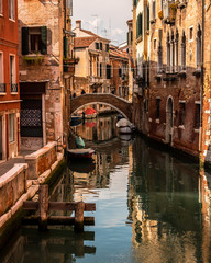 Obraz na płótnie Canvas Paisagem em Veneza com barcos no rio 