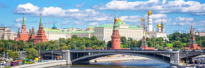 Poster Panorama van het Kremlin van Moskou en de rivier de Moskva, Russia © Delphotostock