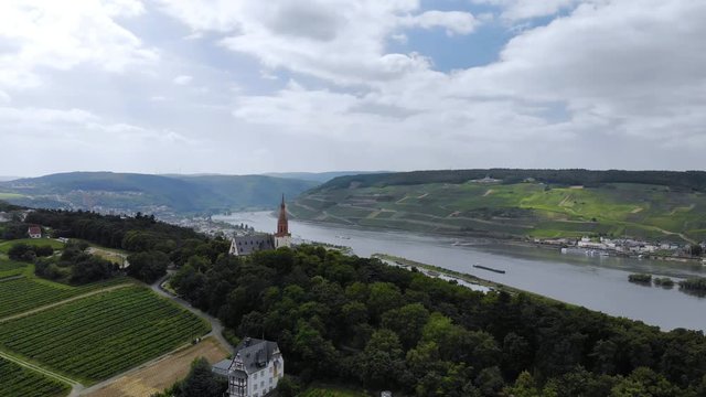 Deutschland, Rheinland-Pfalz. Region Bingen, Kempen am Rhein , Rochusberg und Rochuskapelle, Blick &uuml;ber  auf Kempem am Rhein,  hinten R&uuml;desheim, Luftbild