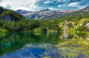 In montagna di Pirin, Bulgaria in estate. Lago Okoto e i suoi riflessi d'acqua.