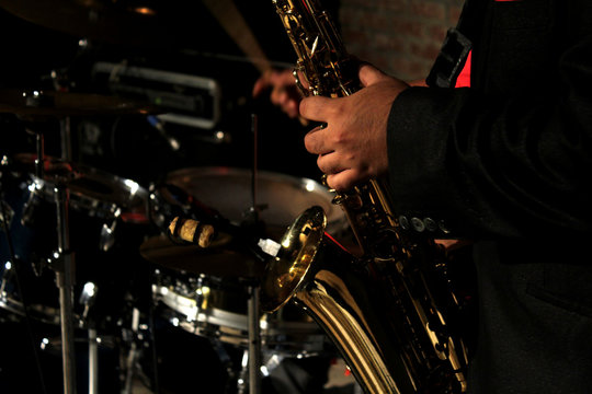 La musica es vida. Saxofonista tocando musica