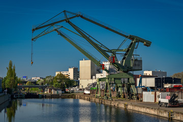 Fototapeta na wymiar Hafenkräne am Oberhafen in Berlin-Neukölln