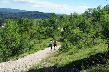 Couple marchant dans le Jura